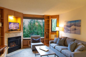 1BR next to slopes on Blackcomb w pool & hot tub